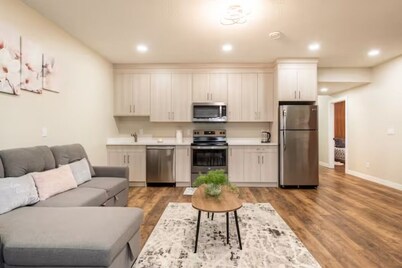 Stylish & Cozy Suit near Spruce Meadows-3 beds- sleeps 6 -Backyard-EV