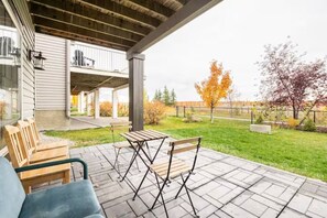 Outdoor dining - Stylish & Cozy Suit near Spruce Meadows-3 beds- sleeps 6 -Backyard-EV (Calgary)