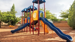 Un parque infantil con toboganes y estructuras para escalar.