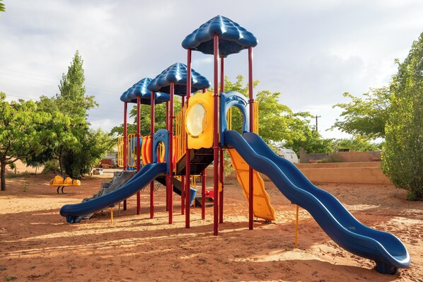 Lasten leikkialue ulkona