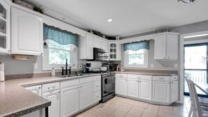 Coffee/tea maker, fridge, microwave, oven - Charming 3br Property with fenced in downtown Mooresville, NC (Mooresville)