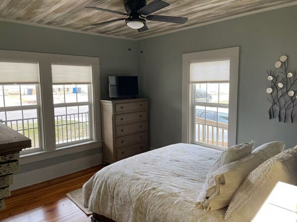 2 bedrooms, desk, WiFi