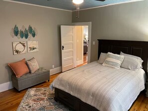 2 bedrooms, desk, WiFi