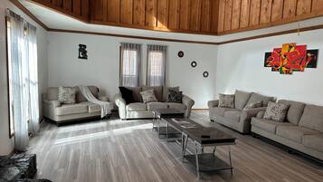 Een smart-tv en een open haard