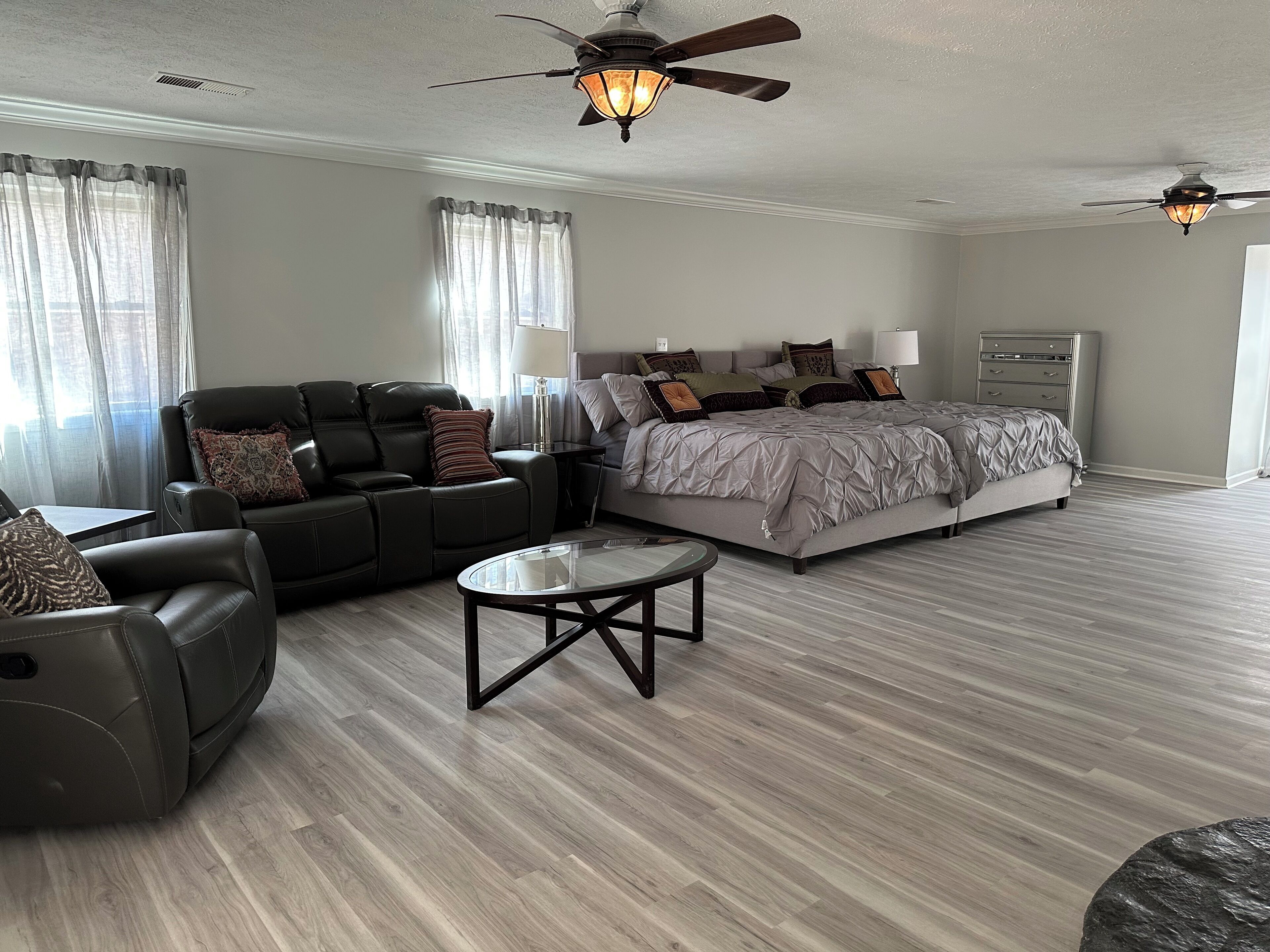 6 slaapkamers, een strijkplank/strijkijzer, wifi, beddengoed