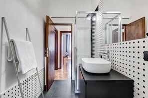 Douche, sèche-cheveux, bidet, serviettes fournies