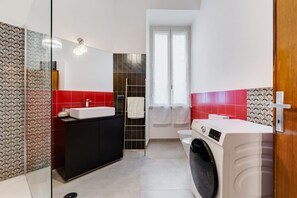 Douche, sèche-cheveux, bidet, serviettes fournies