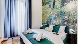 Una habitación de hotel con una cama, una mesita de noche, un cuadro y una ventana con cortinas.