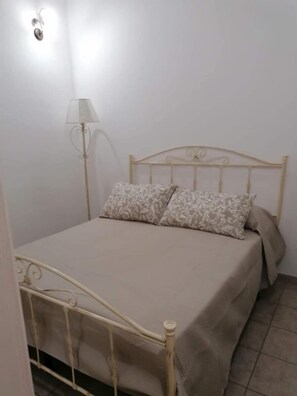1 bedroom, bed sheets