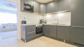 Een koelkast, een oven, een kookplaat, een vaatwasser