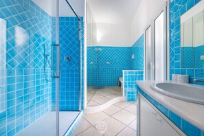 Bruser, hårtørrer, bidet, håndklæder