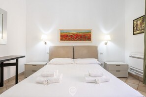 3 chambres, bureau, fer et planche à repasser, lit de bébé portatif