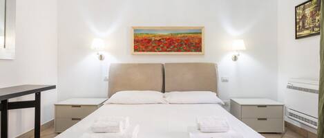 3 slaapkamers, een bureau, een strijkplank/strijkijzer, reisbedje