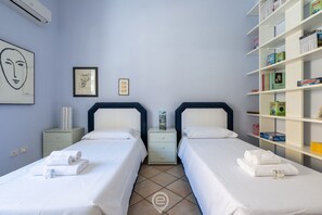 3 chambres, bureau, fer et planche à repasser, lit parapluie