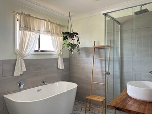 Haartrockner, Handtücher, Seife, Toilettenpapier