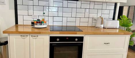 Refrigerador, microondas, horno, placa de cocina