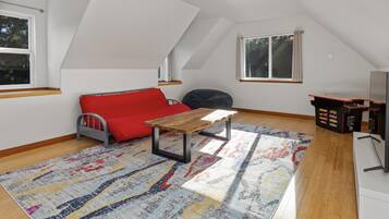 Smart-tv, een open haard, videospelletjes en een dvd-speler