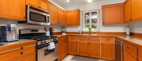 Køleskab, mikrobølgeovn, ovn, kogeplade