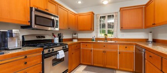 Hot Tub I Peloton I Ping Pong I Dogs OK