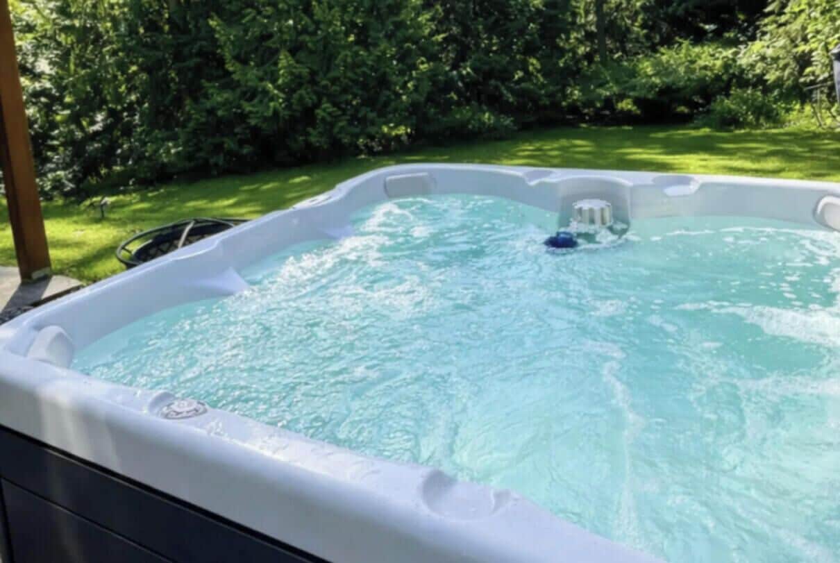 Bañera de hidromasaje al aire libre