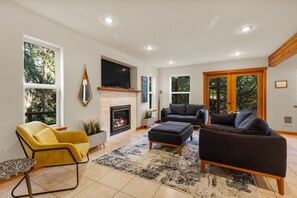 Smart TV, chimenea, videojuegos y reproductor de DVD 