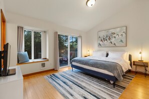 4 makuuhuonetta, tallelokero huoneessa, työpöytä, silitysrauta/-lauta