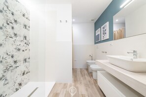 Douche, sèche-cheveux, bidet, serviettes fournies
