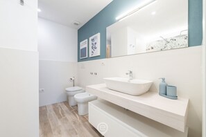 Regadera, secadora de cabello, bidet, toallas 