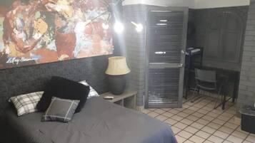 3 makuuhuonetta, työpöytä, ilmainen Wi-Fi, vuodevaatteet