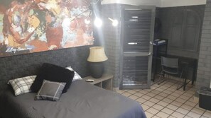 3 makuuhuonetta, työpöytä, ilmainen Wi-Fi, vuodevaatteet