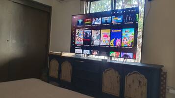 3 bedrooms, desk, free WiFi, bed sheets