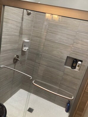 Een haardroger, handdoeken, toiletpapier