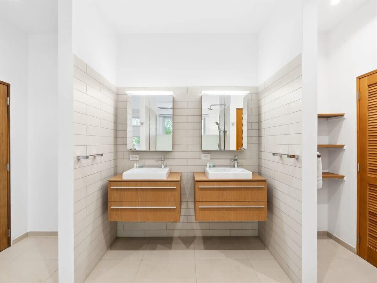 Dusj, hårføner og håndklær