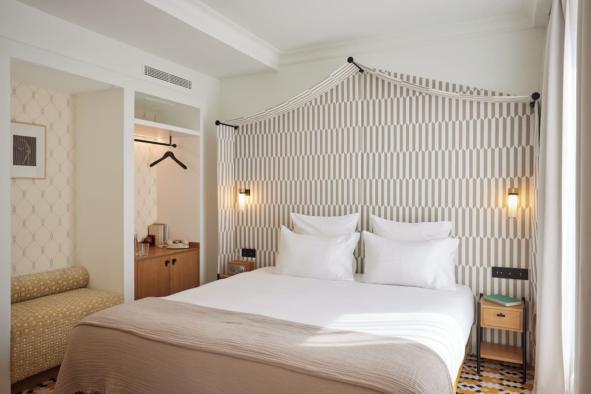 Deluxe kamer, uitzicht op stad | 1 slaapkamer, luxe beddengoed, een kluis op de kamer, geluiddichte muren