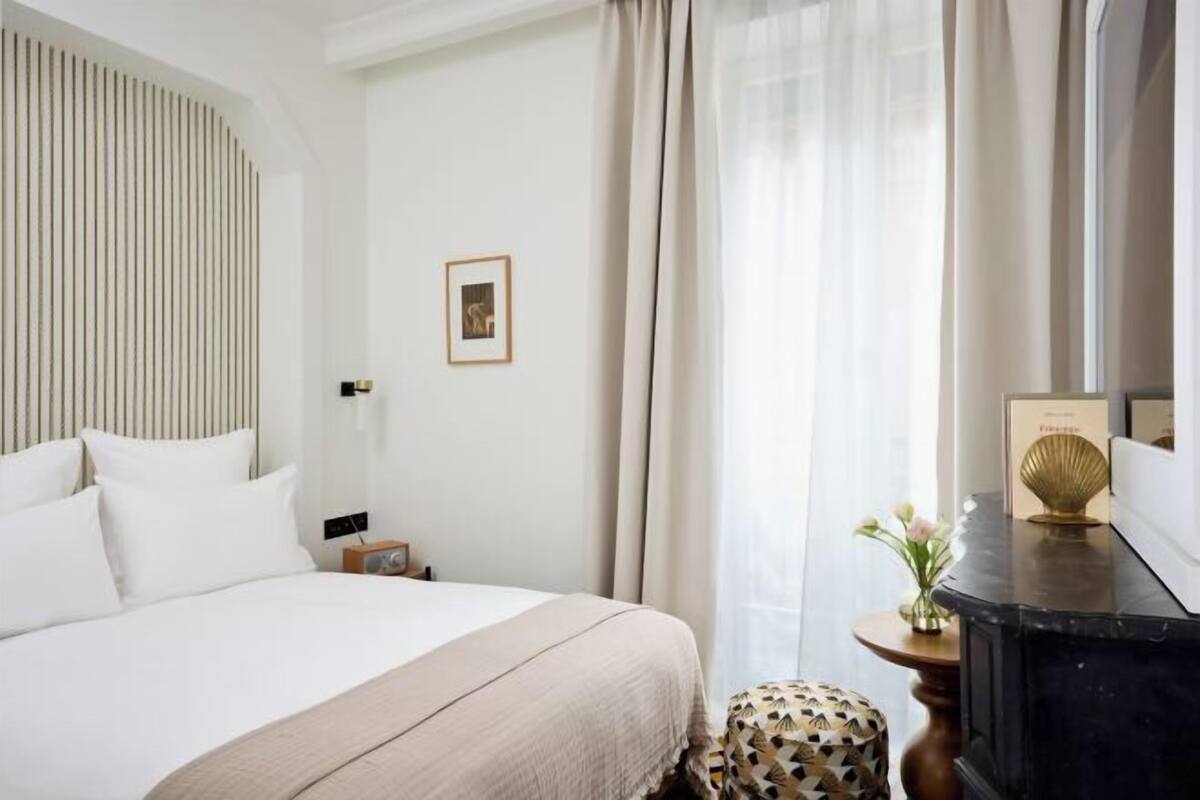 Premium bedding, in-room safe, soundproofing
