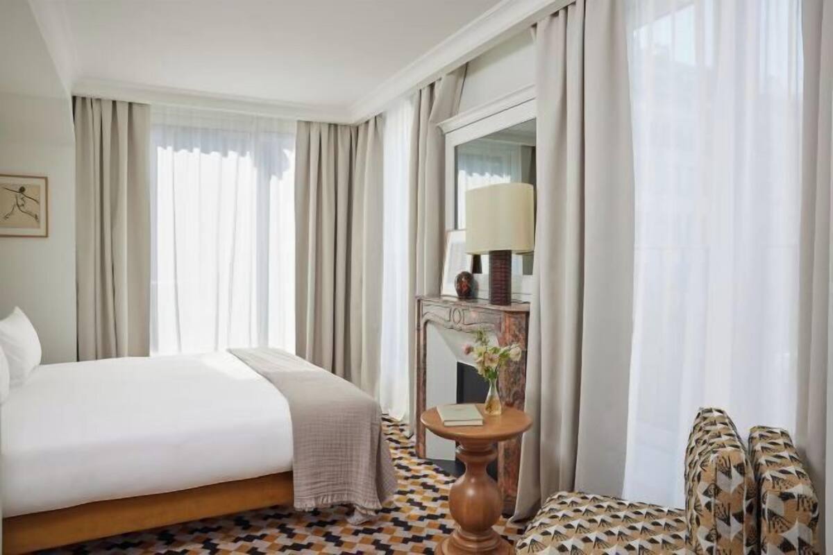 Premium bedding, in-room safe, soundproofing