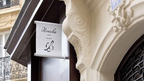 En hotellskylt med namnet ”Noucha” och en stjärnbetyg på tre stjärnor.