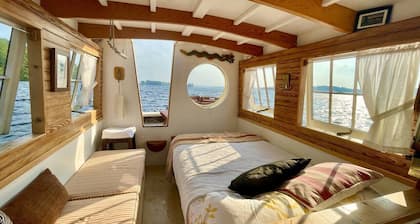 Houseboat ROAM on Lake Pemaquid