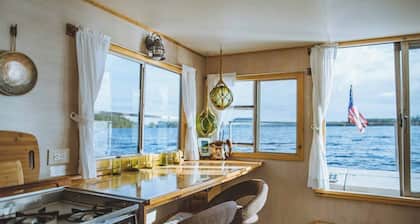Houseboat NOMAD on Lake Pemaquid