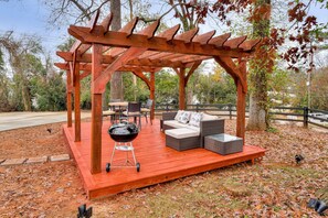 Outdoor dining - Stylish 2BRM APT: Putting Green: 1mi Masters: 2mi Medical Center (Augusta)