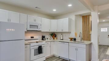 Réfrigérateur, micro-ondes, four, plaque de cuisson