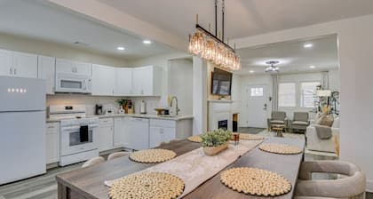 Organic Modern Apt: 1mi to Masters with Pool Table