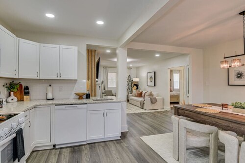 Organic Modern Apt: 1mi to Masters with Pool Table