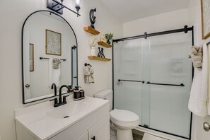 Hair dryer, towels - Organic Modern Apt: 1mi to Masters with Pool Table (Augusta)