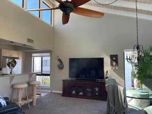Dining - Sunny Paradise! 2 Bed/2 bath condo on a private beach on Florida’s gulf coast. (Venice)