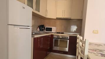 雪櫃、微波爐、焗爐、爐具