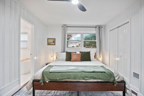 4 slaapkamers, een bureau, een strijkplank/strijkijzer, wifi