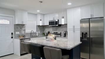 Køleskab, mikrobølgeovn, ovn, kogeplade