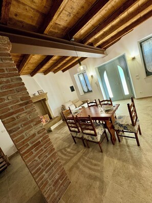 Dining - Residence Le Vigne just minutes from Peschiera del Garda, surrounded by vineyards. (Lombardia)