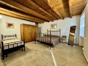 2 habitaciones, tabla de planchar con plancha, wifi y ropa de cama 